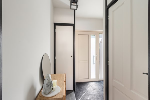 Foto - Verkocht onder voorbehoud: Instapklare tussenwoning op een rustige, autoluwe locatie!